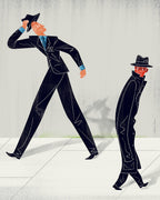 uśmiechnięty mężczyzna pozdrawia drugiego mężczyznę unosząc kapelusz