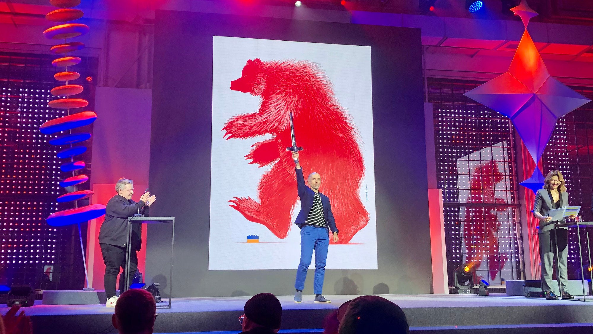 Paweł Jońca odbierający nagrodę CRAFT OF THE YEAR za plakat "Russian Bear" w konkursie Klubu Twórców Reklamy