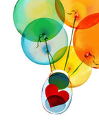 serce w słoiku unoszone w górę przez kolorowe balony